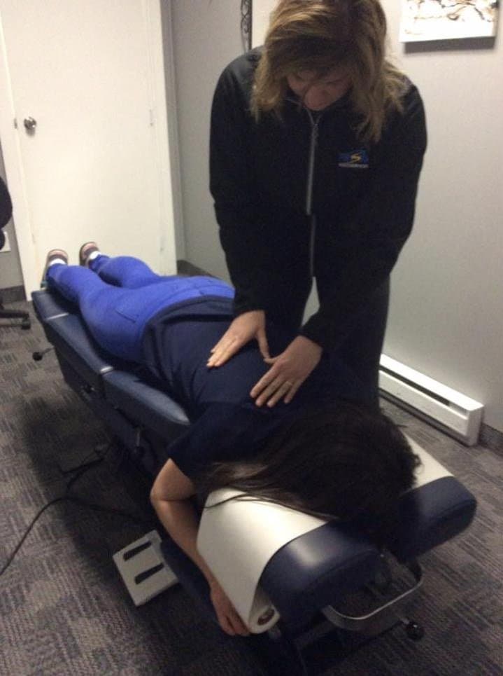 Dre Maude Ménard effectue un ajustement chiropratique